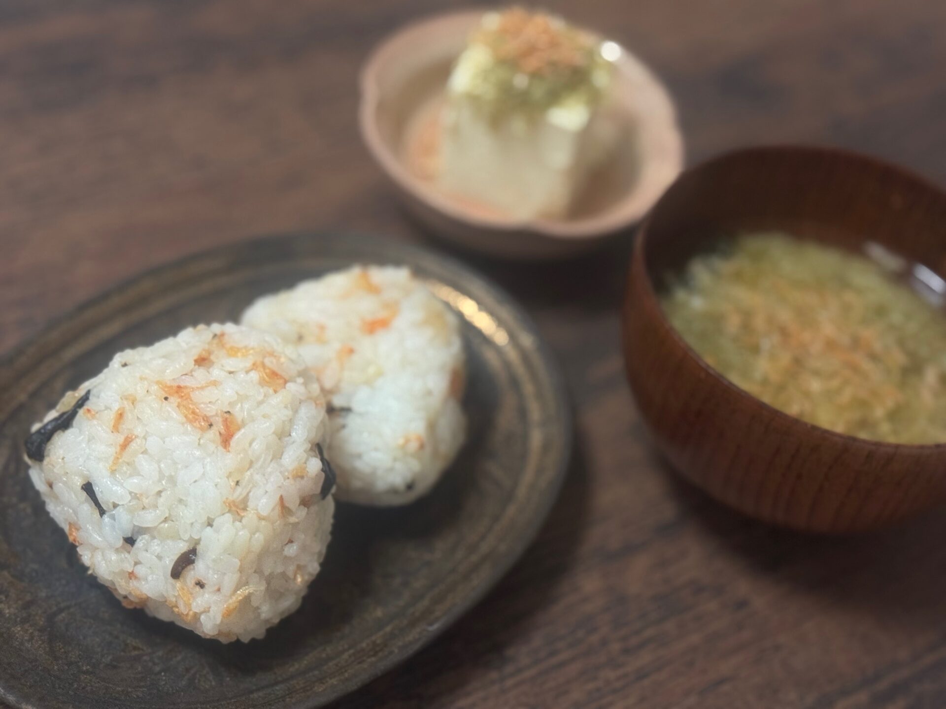 おきあみ、塩こんぶを入れたおにぎりと、おきあみを使った味噌汁、ちいさくカットしたとうふにとろろこんぶとおきあみを乗せた写真。食感だけでなくカラーのアクセントにもなります