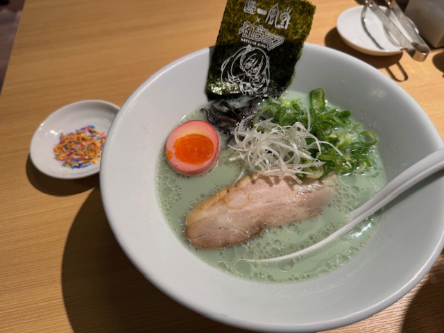 初音ミクのコラボラーメンと、べつぞえのトッピングの写真。ふしぎなカラーです