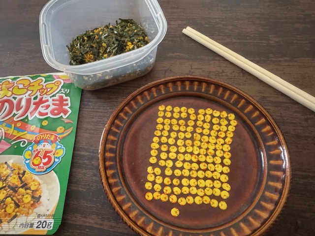テーブルのうえに、茶色いおさらにひよこチップだけとりだして整列させた写真。そのまわりにわタッパーにハイッタのりたま、わりばし、のりたまのパッケージも映り込んでいます