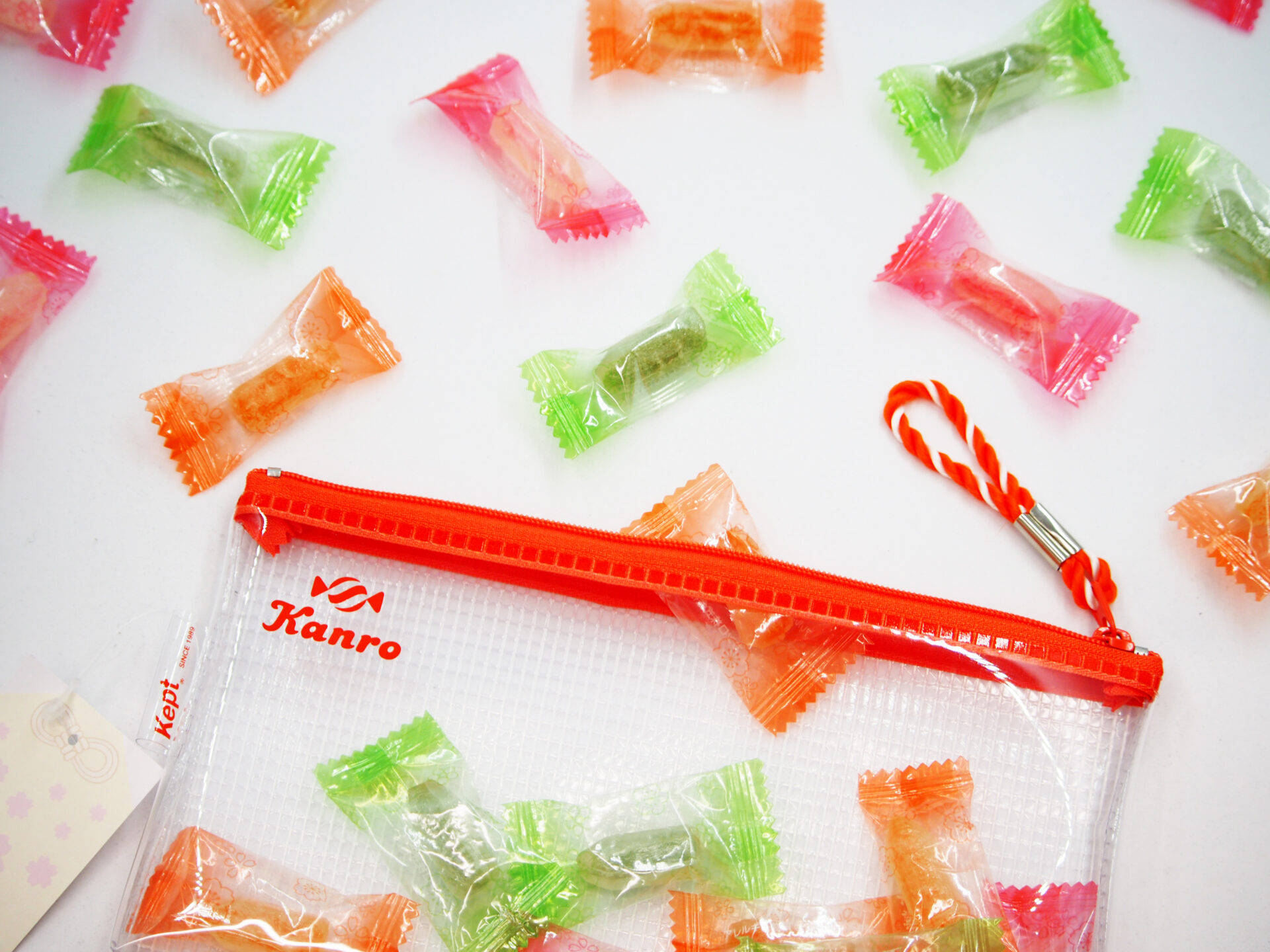 勉強する人のためのキャンディ「天才糖」の商品写真。天才糖の天才は、ジーニアスという意味合いの天才の漢字を使い、砂糖のてんさい糖とかけている