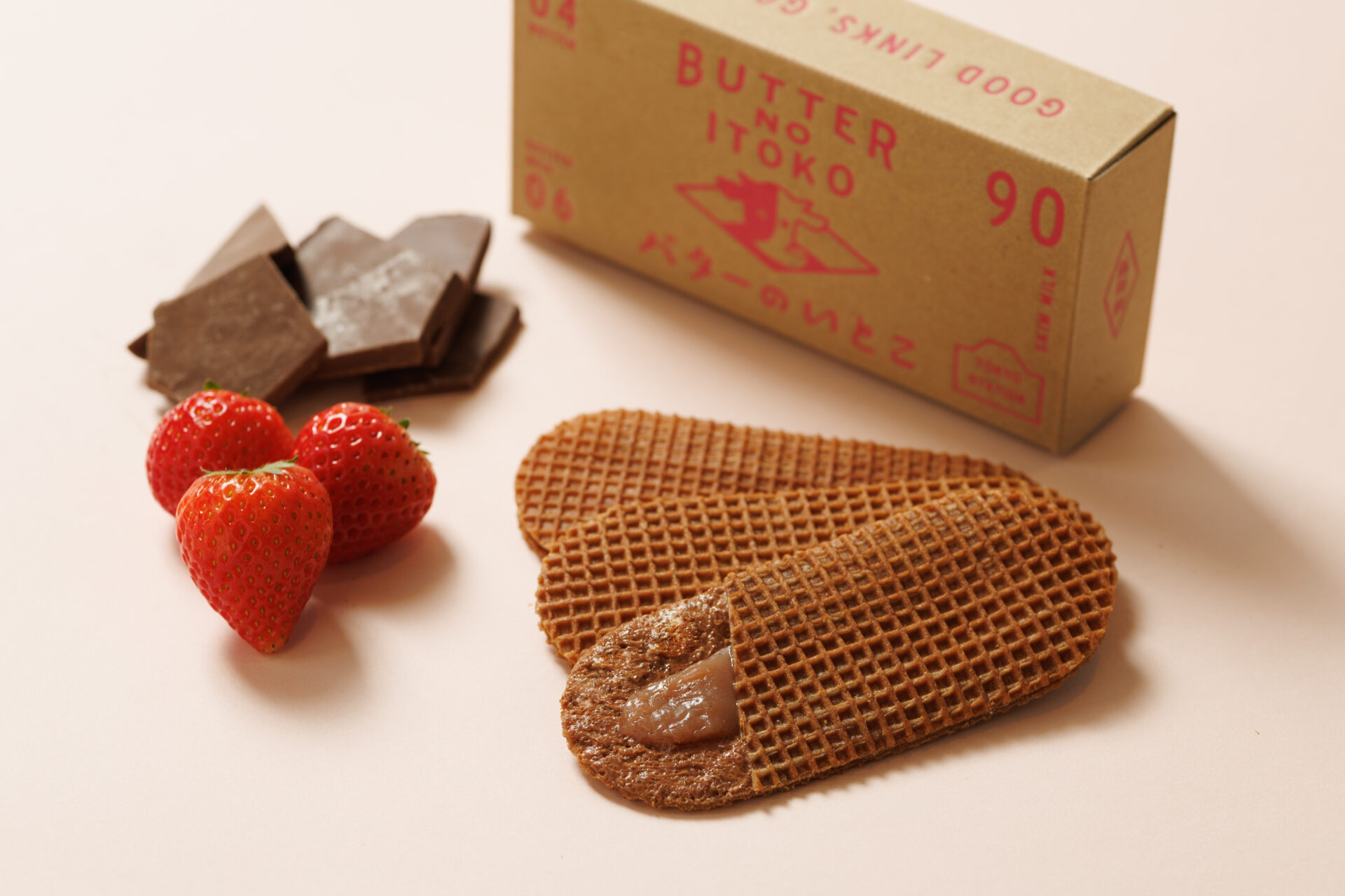 バターのいとこ いちごチョコあじのパッケージと商品の写真。いちごとチョコもうつりこんでいます