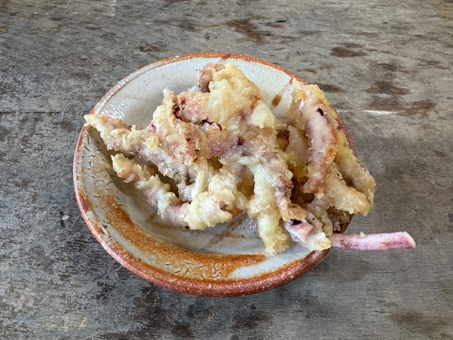 おさらにのった、ゲソてんの写真。ころもをしっかりまとって、けっこうおおきいです