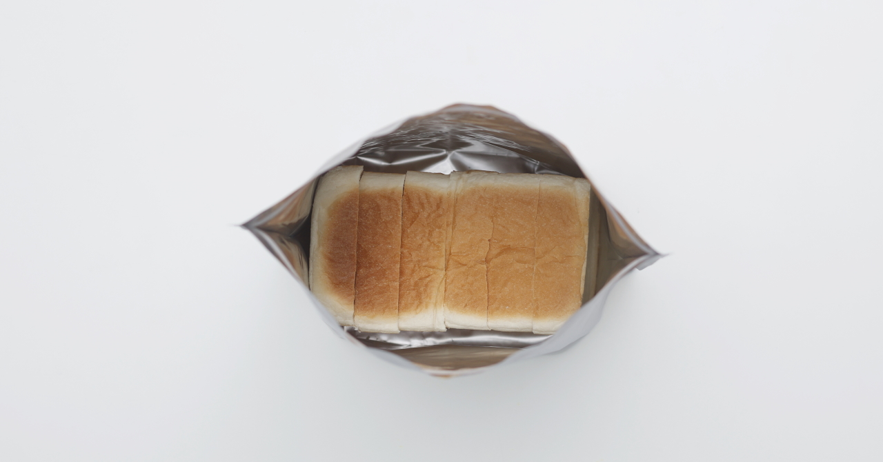 パンがPelicanパン冷凍保存袋1斤にハイった写真