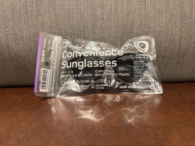 コンビニサングラスのパッケージの写真。とうめいなプラスチックのふくろにハイっています。なお、ふくろわ手であけられます