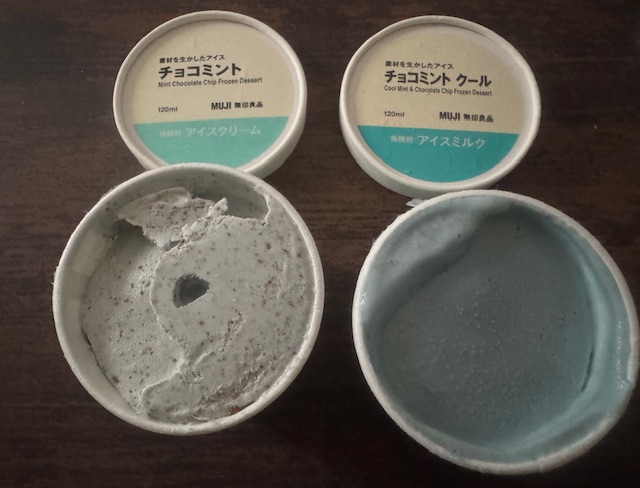 チョコミントとチョコミントクールのふたをあけて並べた写真。右がチョコミントクール、ひだりがチョコミントです。並べるとあきらかにチョコミントクールのほうが青いのがわかります