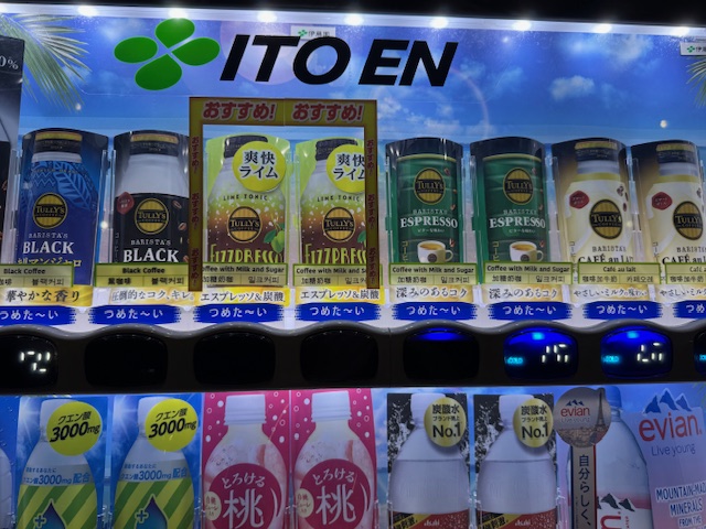 伊藤園の自販機の写真。フィズプレッソのライムトニックが映っています