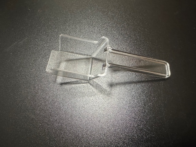 とうふこばちスプーンの商品写真。透明なスコップ上のプラスチックのスプーンです