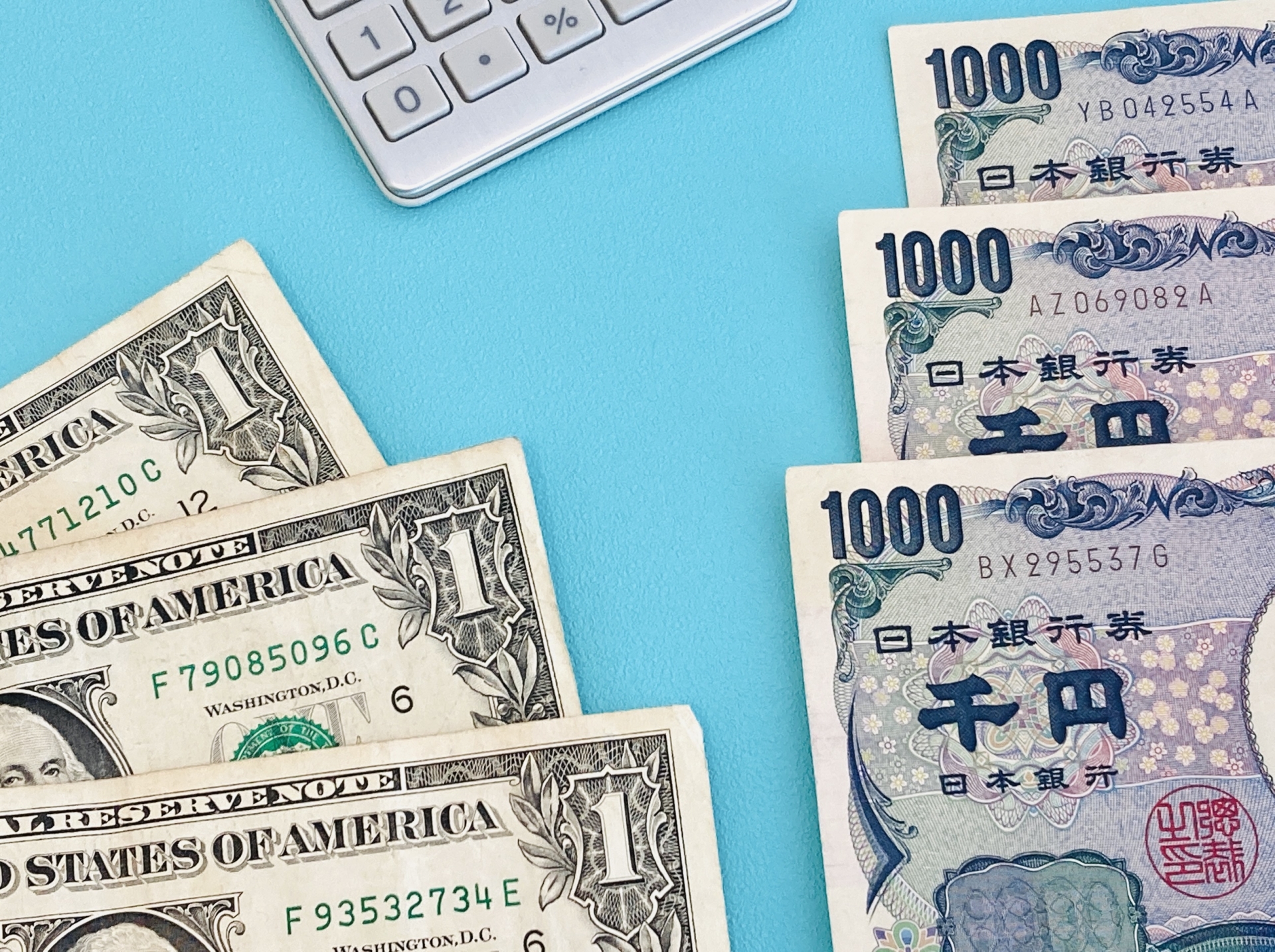 1ドル紙幣と千円札の写真です