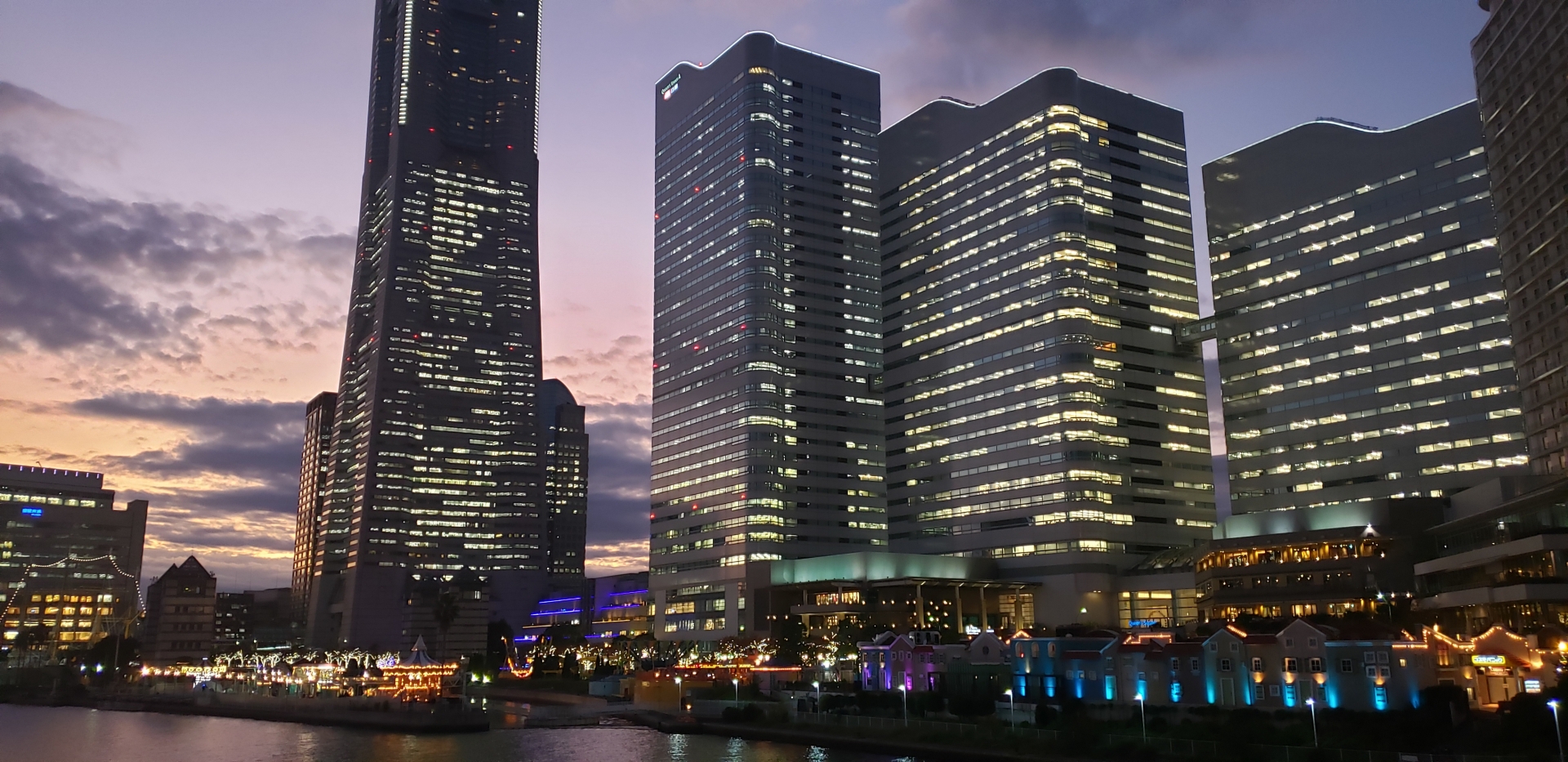 上場企業などが入居する夕暮れどきのオフィスビル群の写真です
