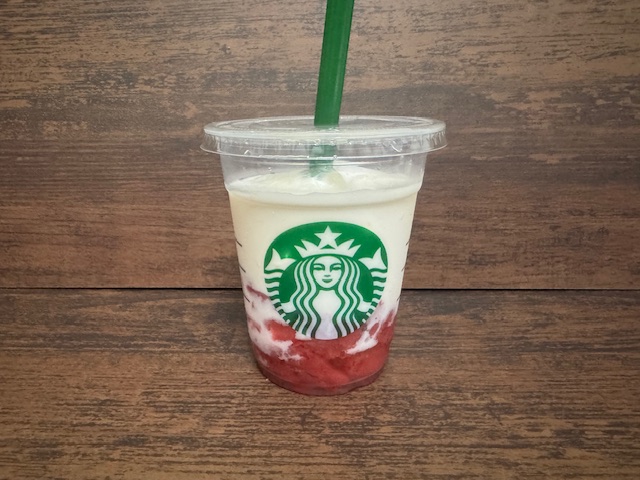スタバのカップにハイッタ、自家製いちごみるくの写真。カップ効果もあって、みためはスタバのそれそっくりです