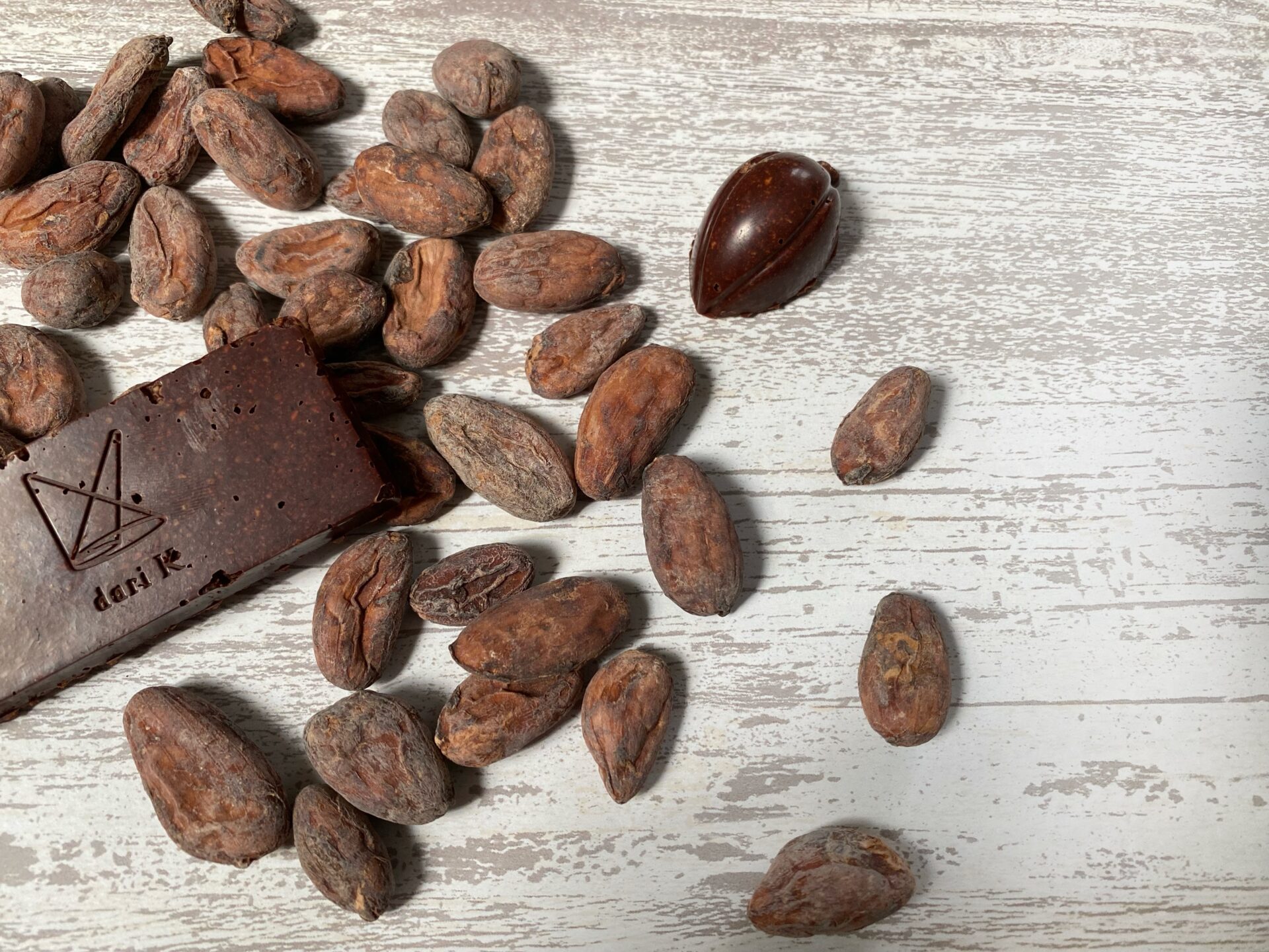 カカオ豆と、カカオ豆からつくったチョコレートの写真