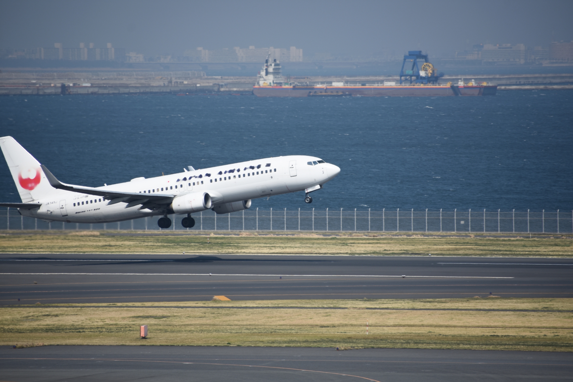羽田空港を離陸する飛行機の写真です