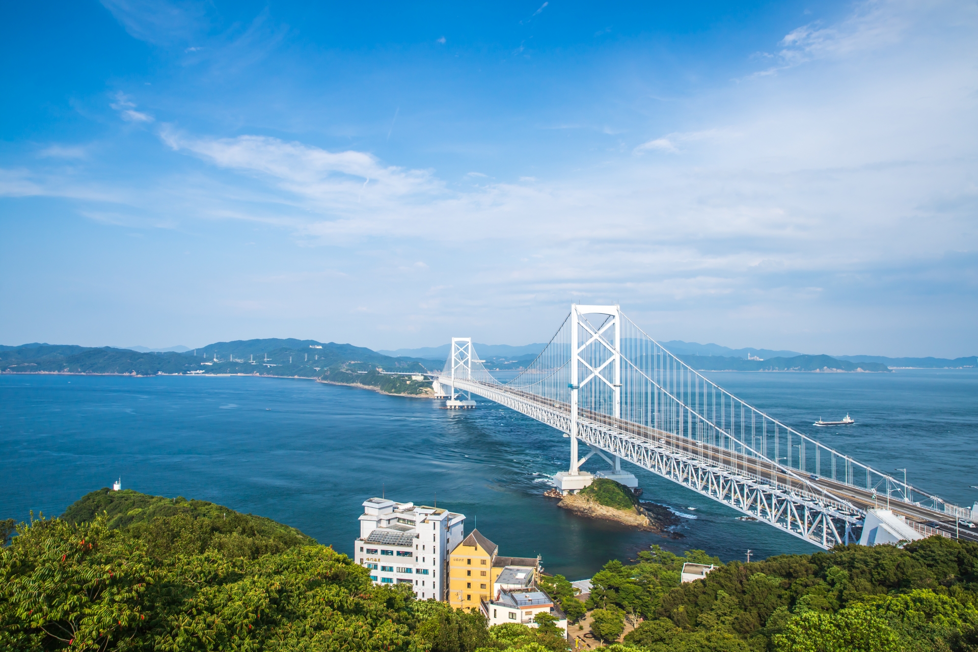 徳島県鳴門市と淡路島を結ぶ「おおなるときょう」の写真。徳島県は社長の輩出率がろくねん連続で全国トップとなりました