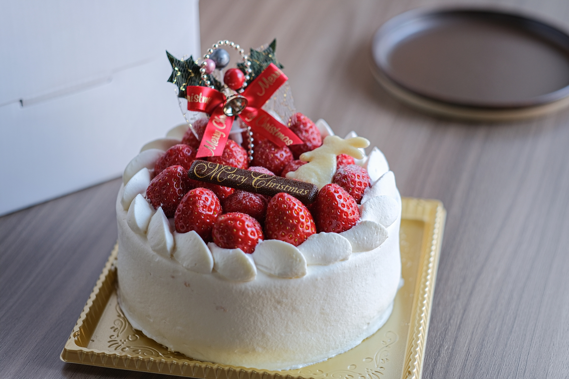 イチゴとクリスマス用のかざりがのったショートケーキ