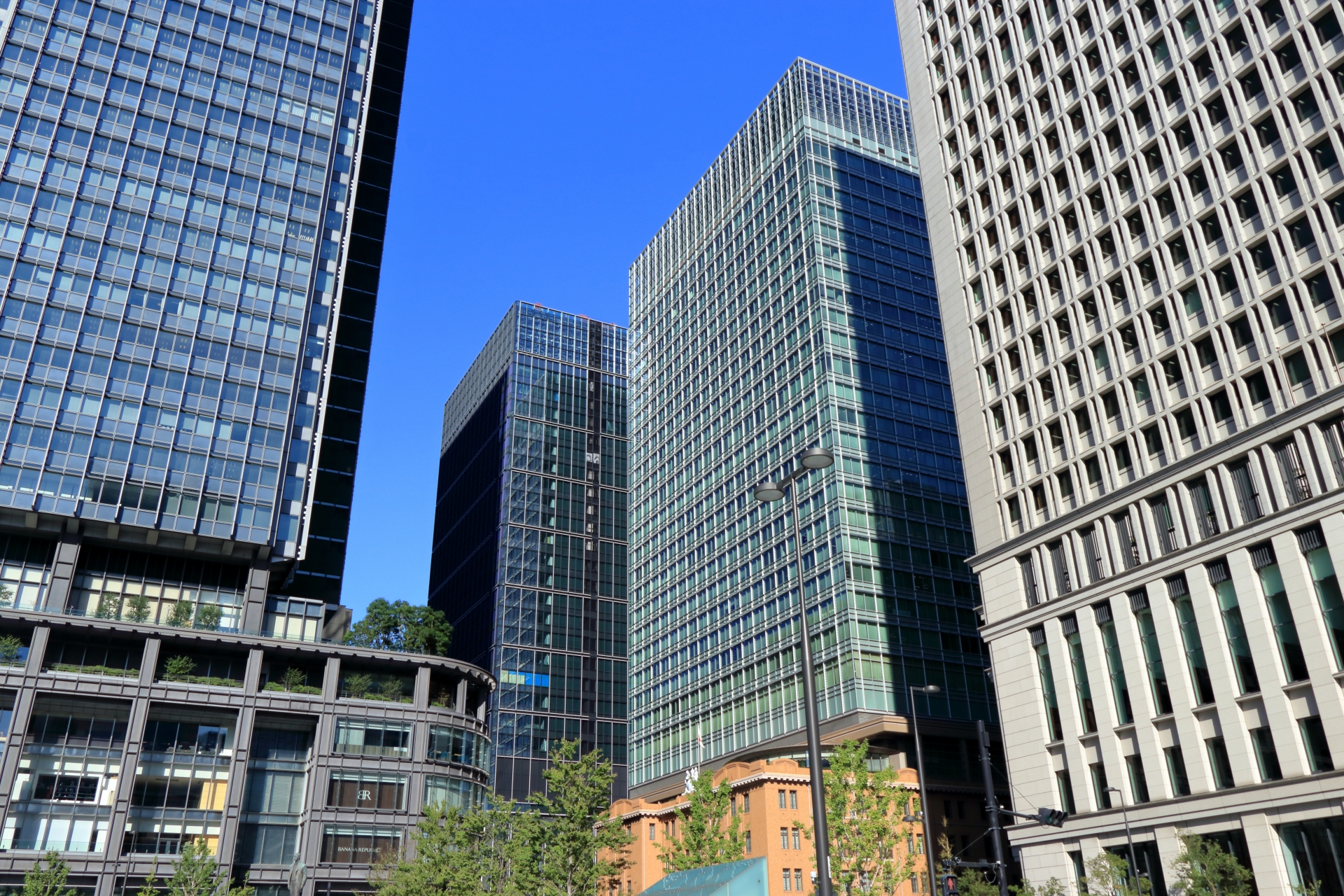 高層ビルが立ち並ぶ東京・丸の内のオフィスがいの写真。ここでは多くの日本企業がオフィスをかまえている
