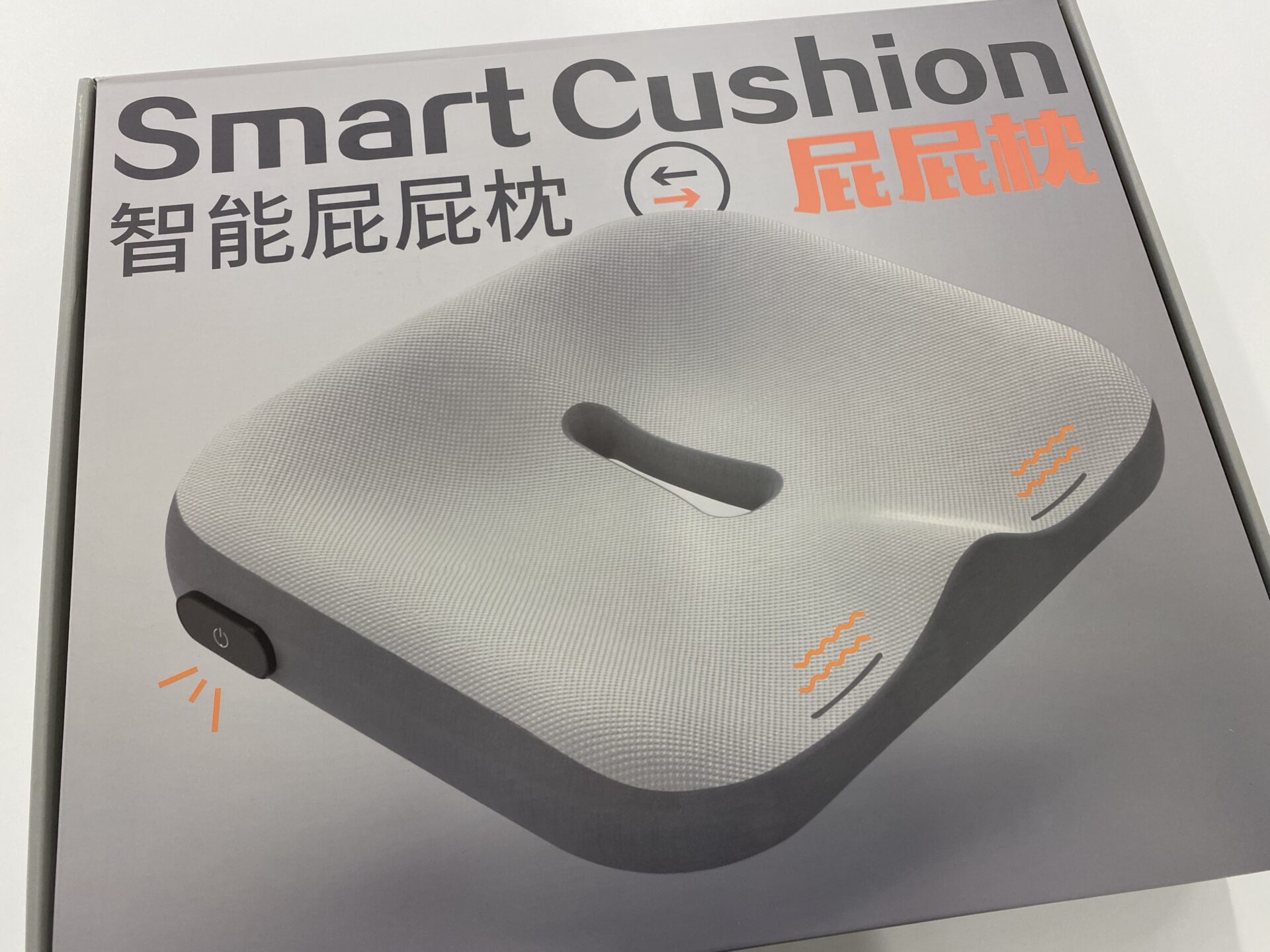 振動でお知らせ足組み防止クッションの外箱の写真。スマートクッション、おそらく中国語で智能屁屁枕と書かれています