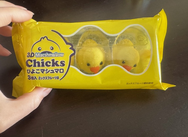 日本のダイソーでみつけた、スリーディーひよこマシュマロのパッケージをてでもった写真。ひとつの袋に3つハイっています