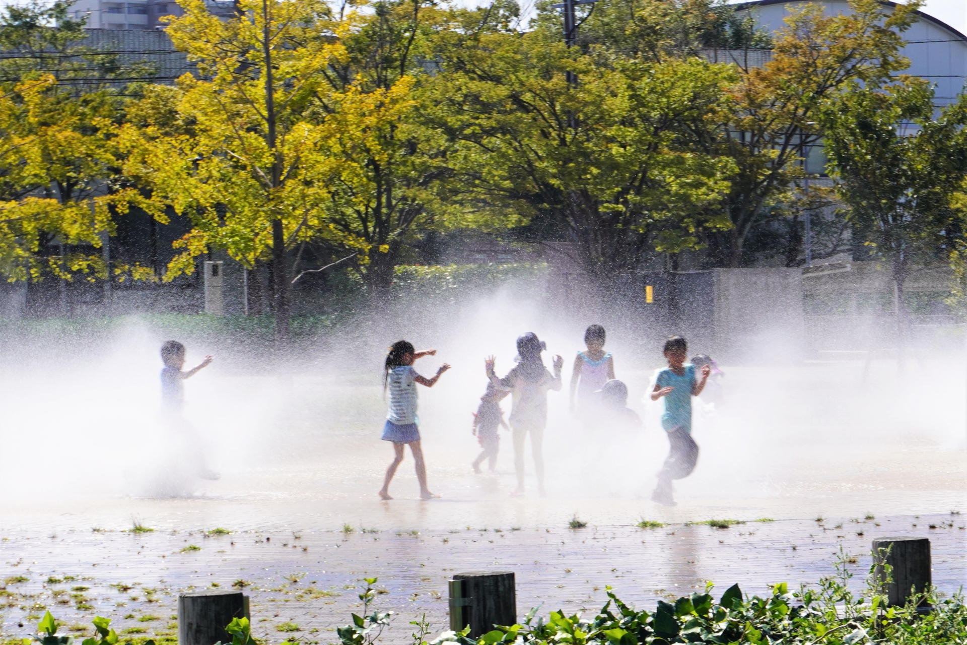 もうしょびに公園の噴水で遊ぶ子供たちの写真