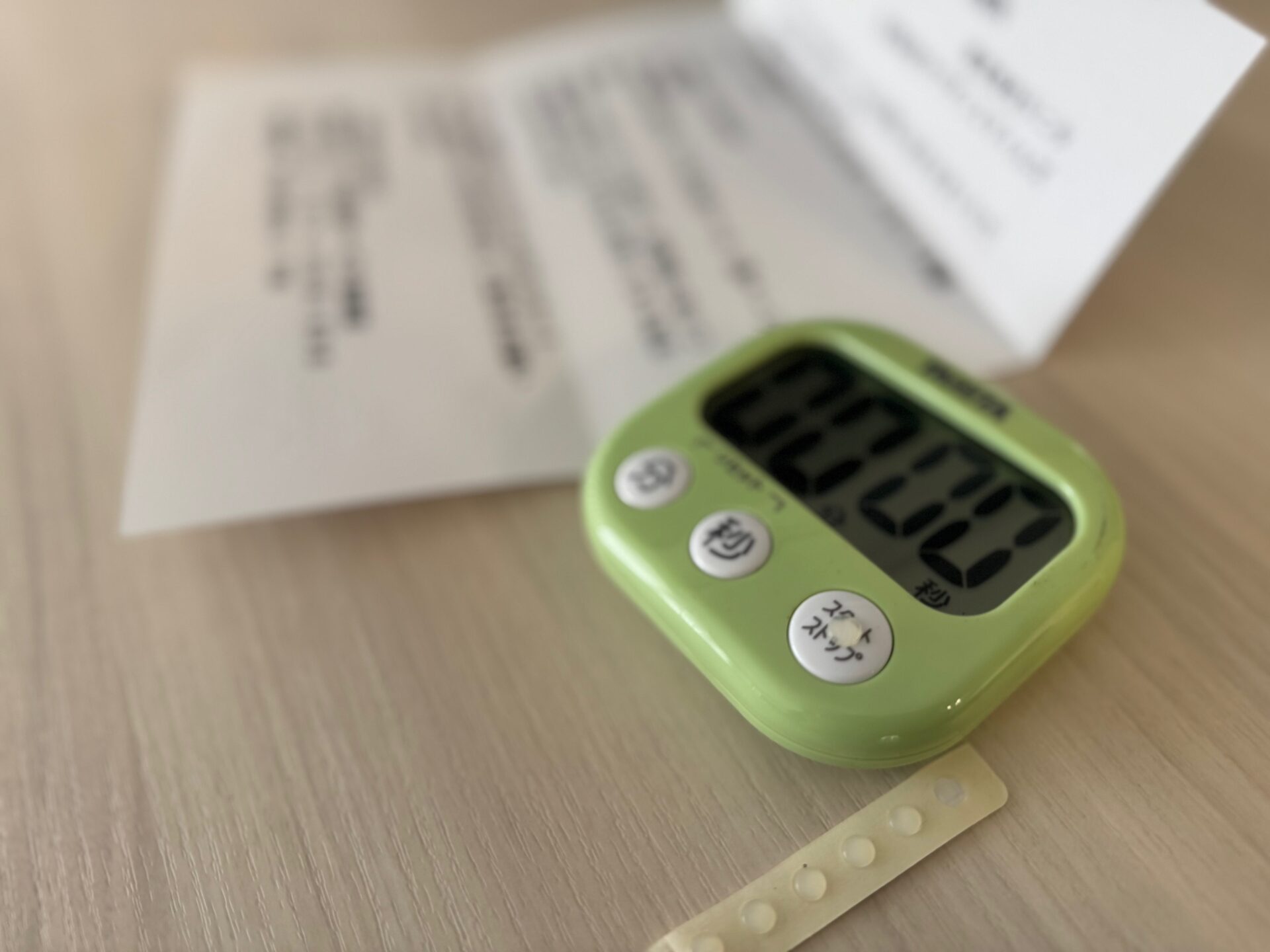 タニタの既存のタイマーにとつてんシールを貼った写真。6粒を無償で提供する取り組みです