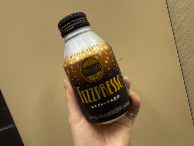 ビターブラックの缶を手でもった写真