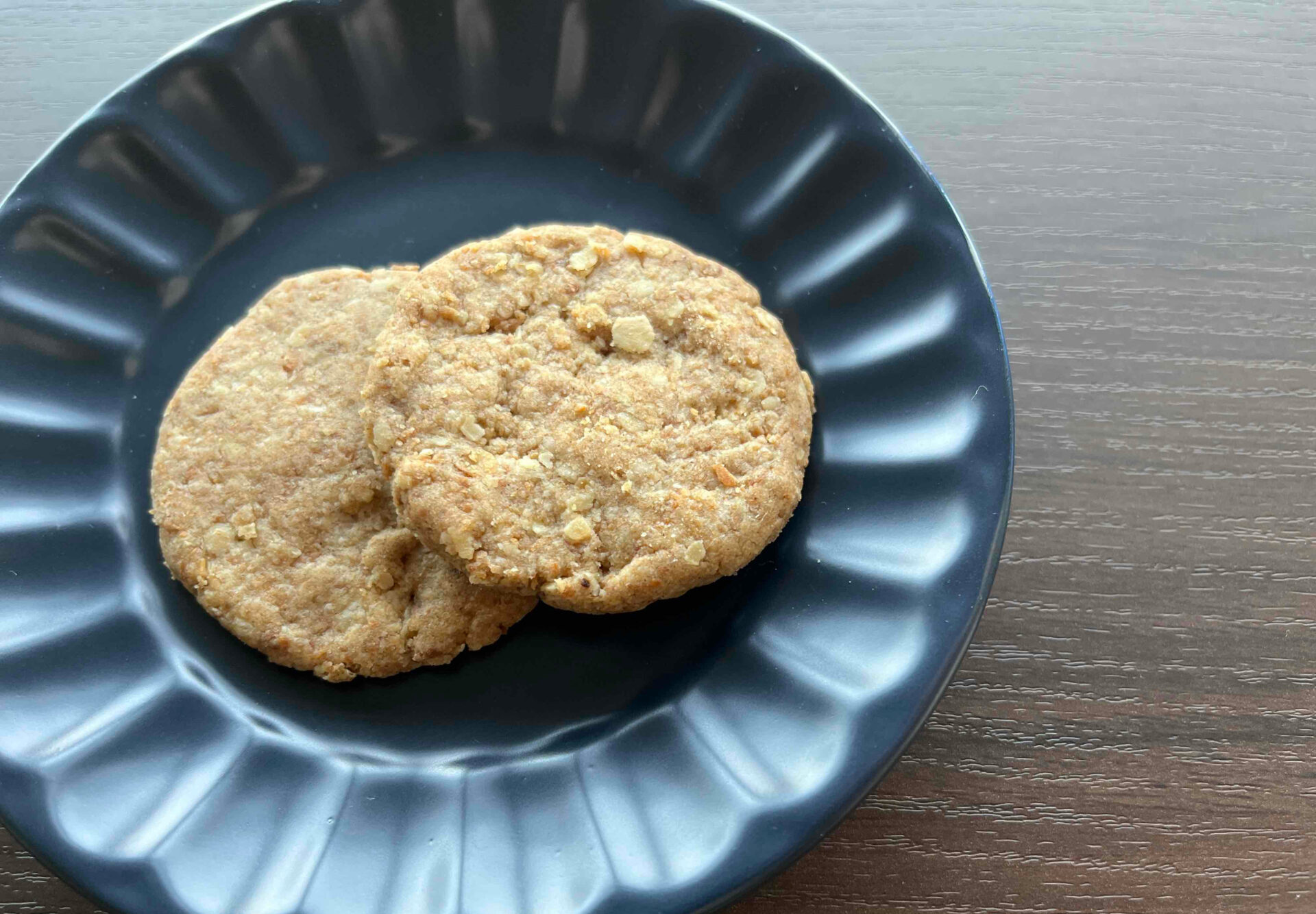 お皿にうつしたオートミールクッキーの写真。まるくてひらべったいクッキーです