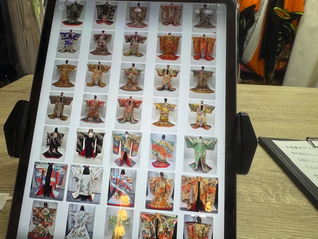 タブレットの画面にうつった、たくさんの着物のサムネイルの写真。いろみもデザインもほうふで、かなり迷います