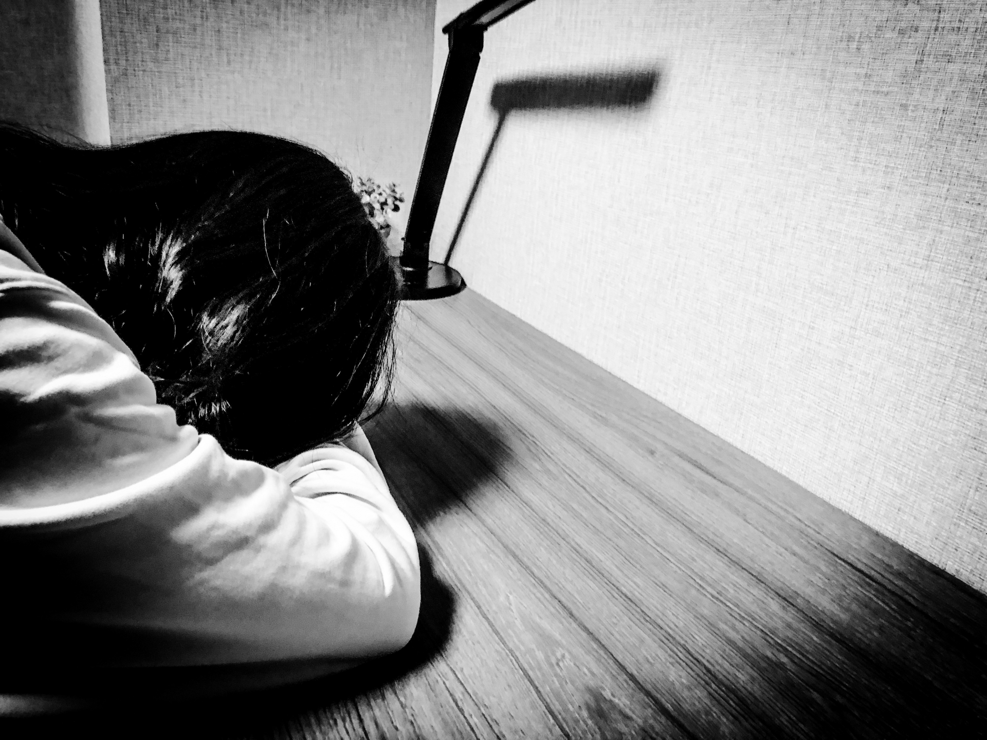 机にふさぎこむ女性の写真です