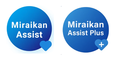 アシストアプリとアシストアプリプラスのロゴを並べた写真。左のアシストアプリはしろじに青い丸が中央にえがかれており、そこに白抜きの文字でミライカンアシストと書かれ、小さな青いハートもついています。一方でアシストアプリプラスはアシストアプリと同じカラーリングで、ミライカンアシストプラスと書かれ、小さな青いハートにもプラスの記号がついています