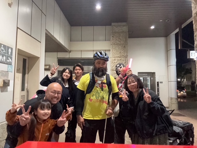 やちまたし最後の夜でひらいてもらったという、送別会の様子の写真。山本さんのまわりに、6名の笑顔の人々がうつりこんでいます