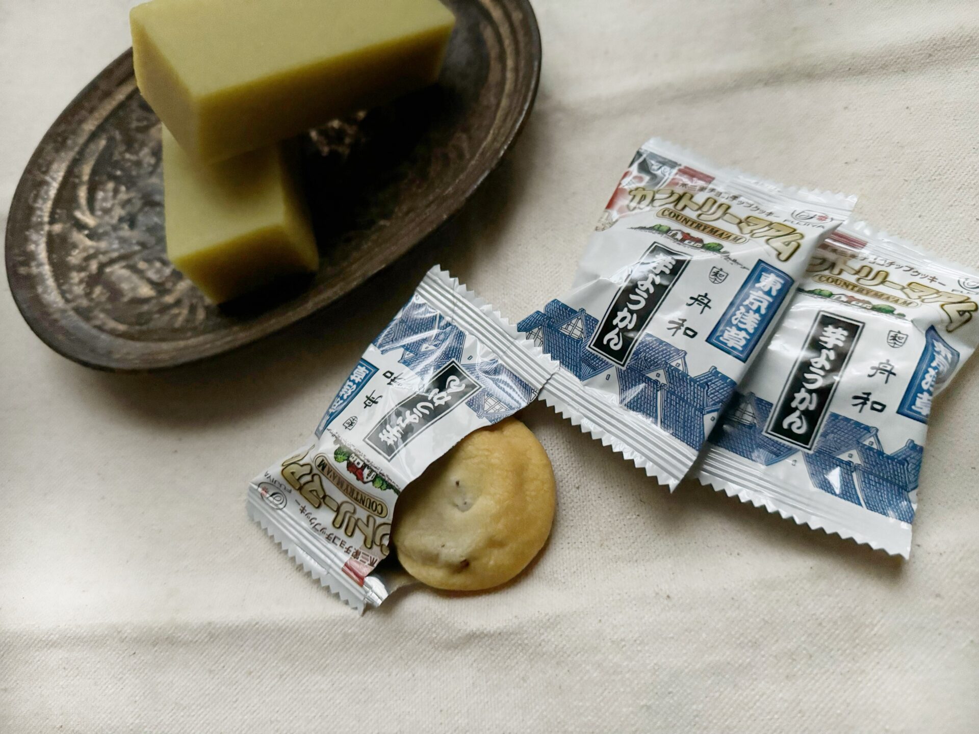 おさらにのったふたつのふなわのいもようかんと、個包装のパッケージがみっつうつった写真。個包装のパッケージのひとつわ開封されていてカントリーマアムがすこし見えています