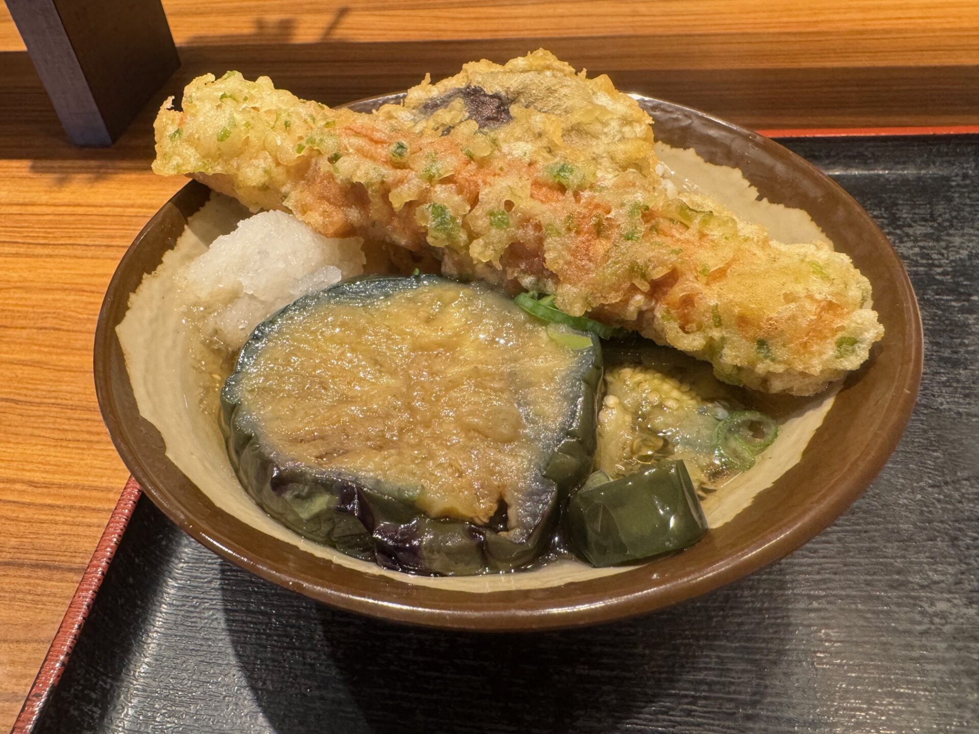なすみぞれひやかけうどんのなみに、しいたけ天とちくわ天をのせた写真。うどんは完全に見えなくなりました