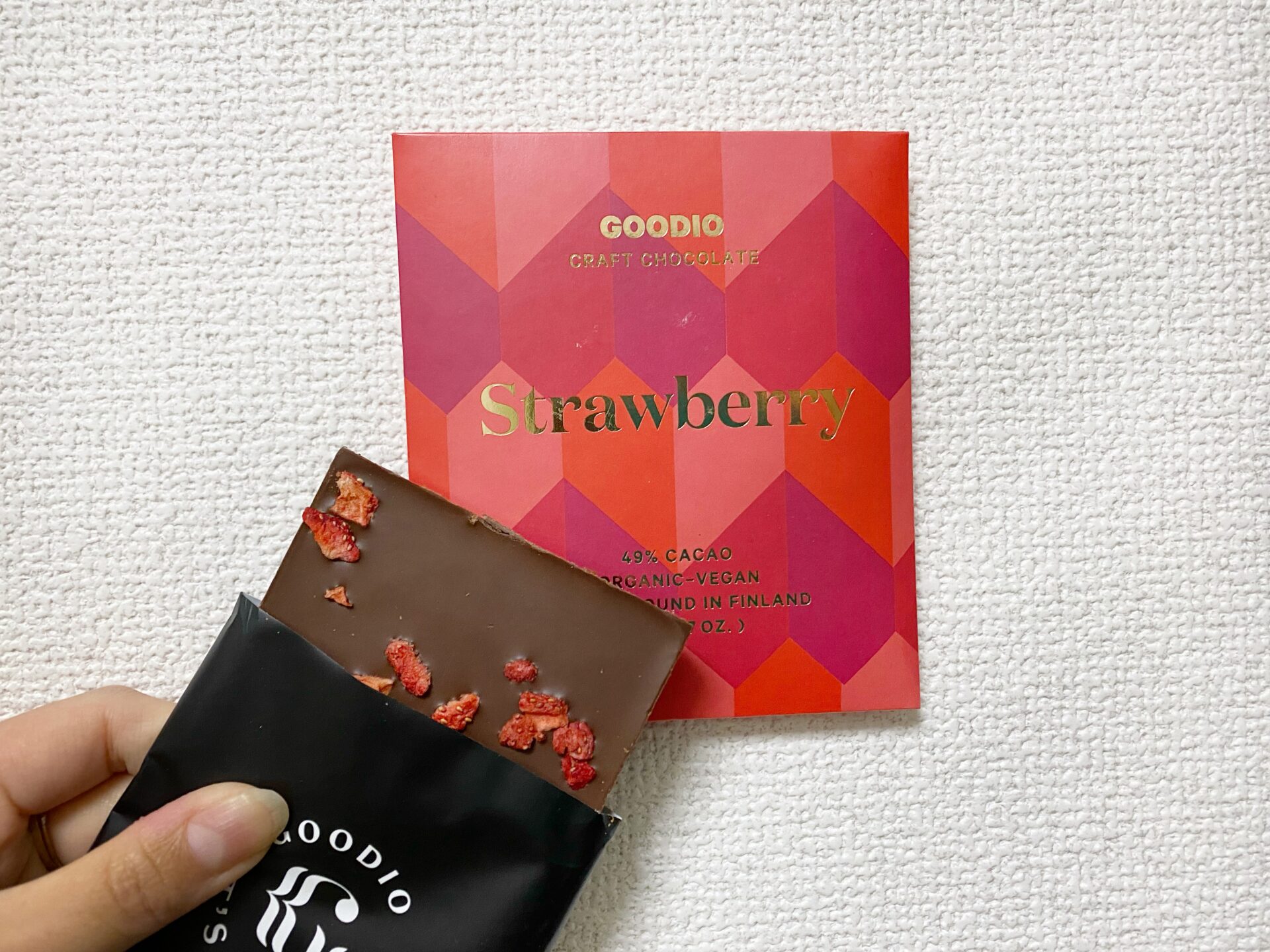 グーディオ オーガニックチョコレート ストロベリーのパッケージとチョコレートの写真