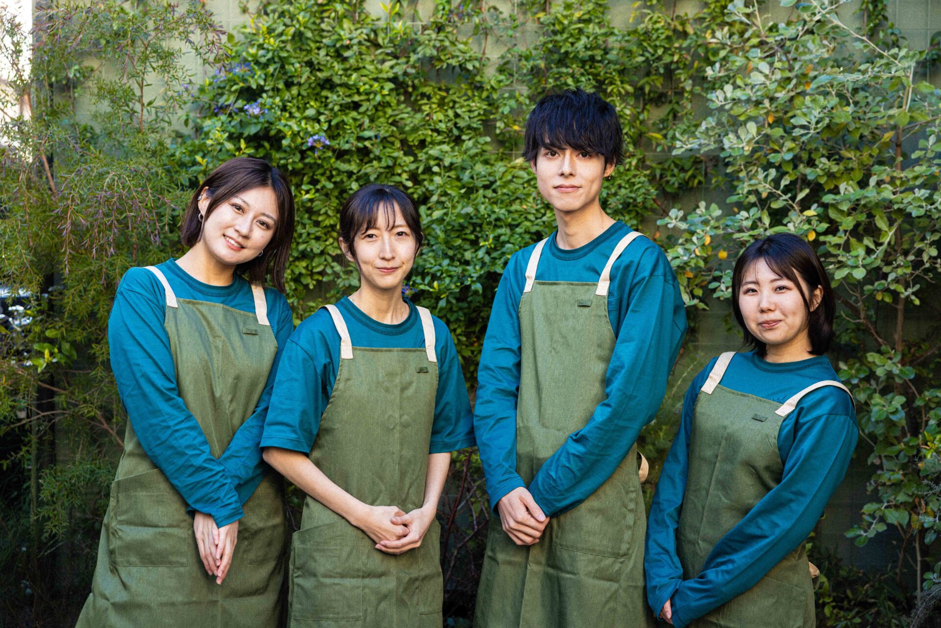 スタッフさん４人の写真。みなさん栄養のプロです