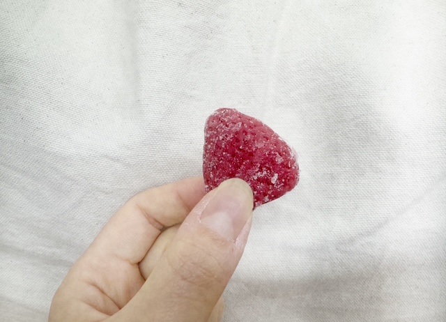 てでいちごをもった写真。つめたそうです