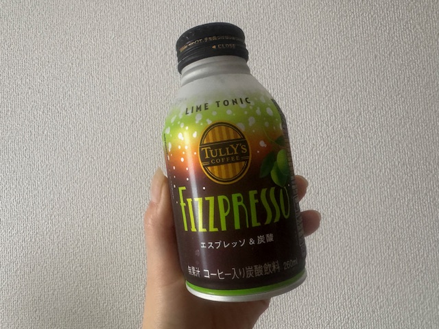 ライムトニックの缶を手で持った写真。全体がコーヒーをおもわせる茶色、シュワシュワの泡と、ライムグリーンがさしいろになっています。中央にわタリーズコーヒーのロゴとライムグリーンでローマ字でフィズプレッソとかかれています。よこにわライムのイラストも描かれており、全体的にさわやかな印象です