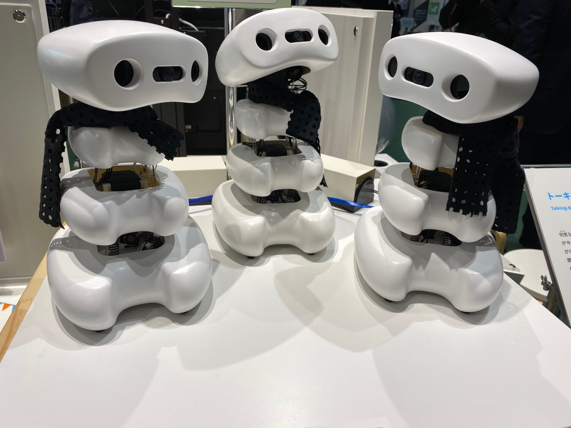 「トーキングボーンズ」の写真。白い骨をデフォルメしたような小さなロボットが3たいいます。幼いこどものような声でゆっくりおはなしして、かわいいです