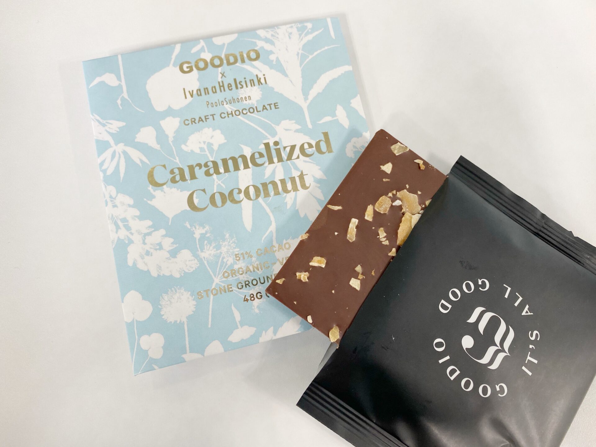グーディオオーガニックチョコレート キャラメライズド ココナッツのパッケージとチョコレートの写真