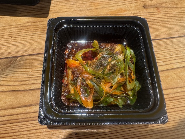 マーボー豆腐の段の写真。辛そうなまっかな汁と、みどりのネギのコントラストが食欲をそそります