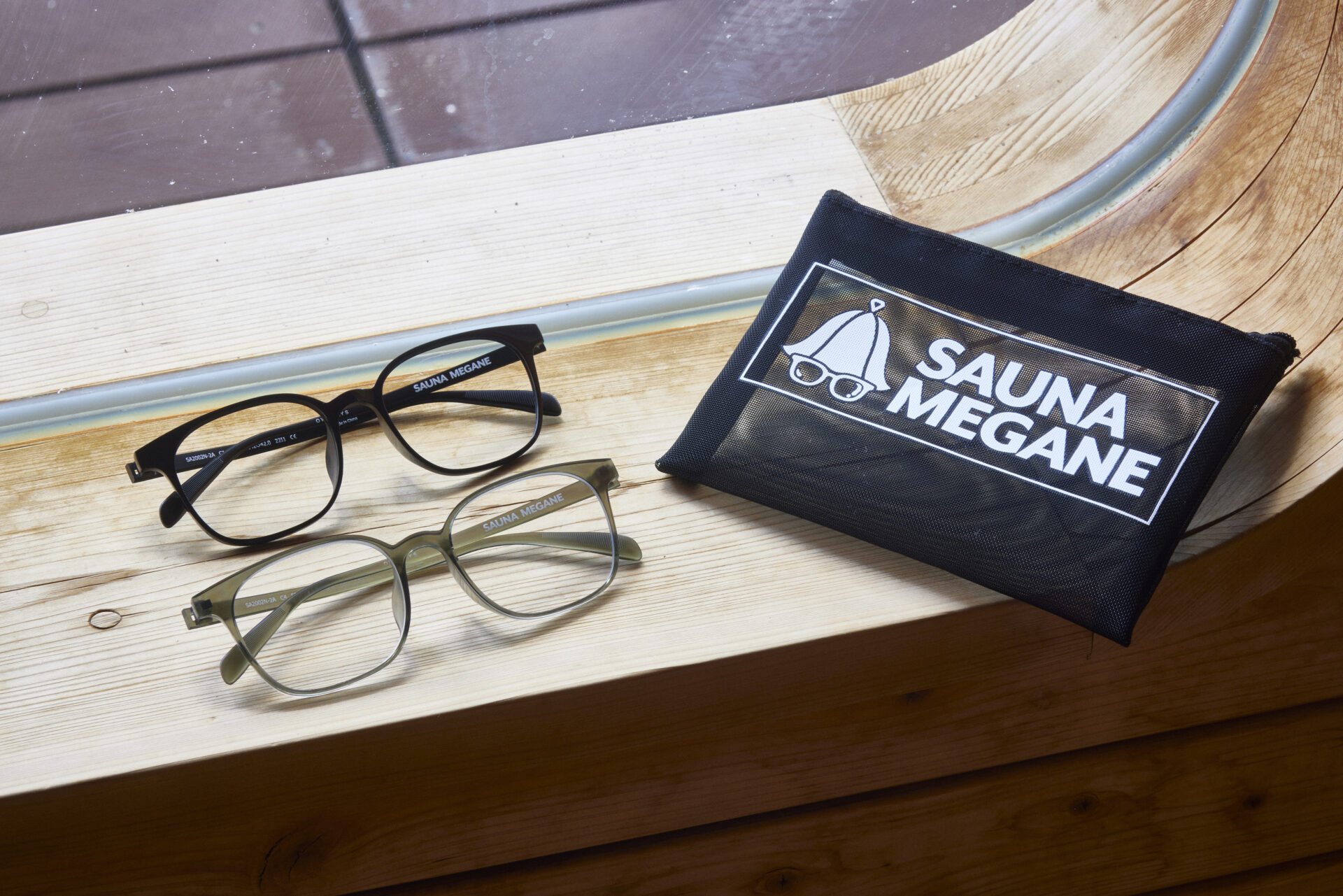オンデーズから販売されているサウナメガネ全４種類のうち、２種類の写真。専用ポーチつきです