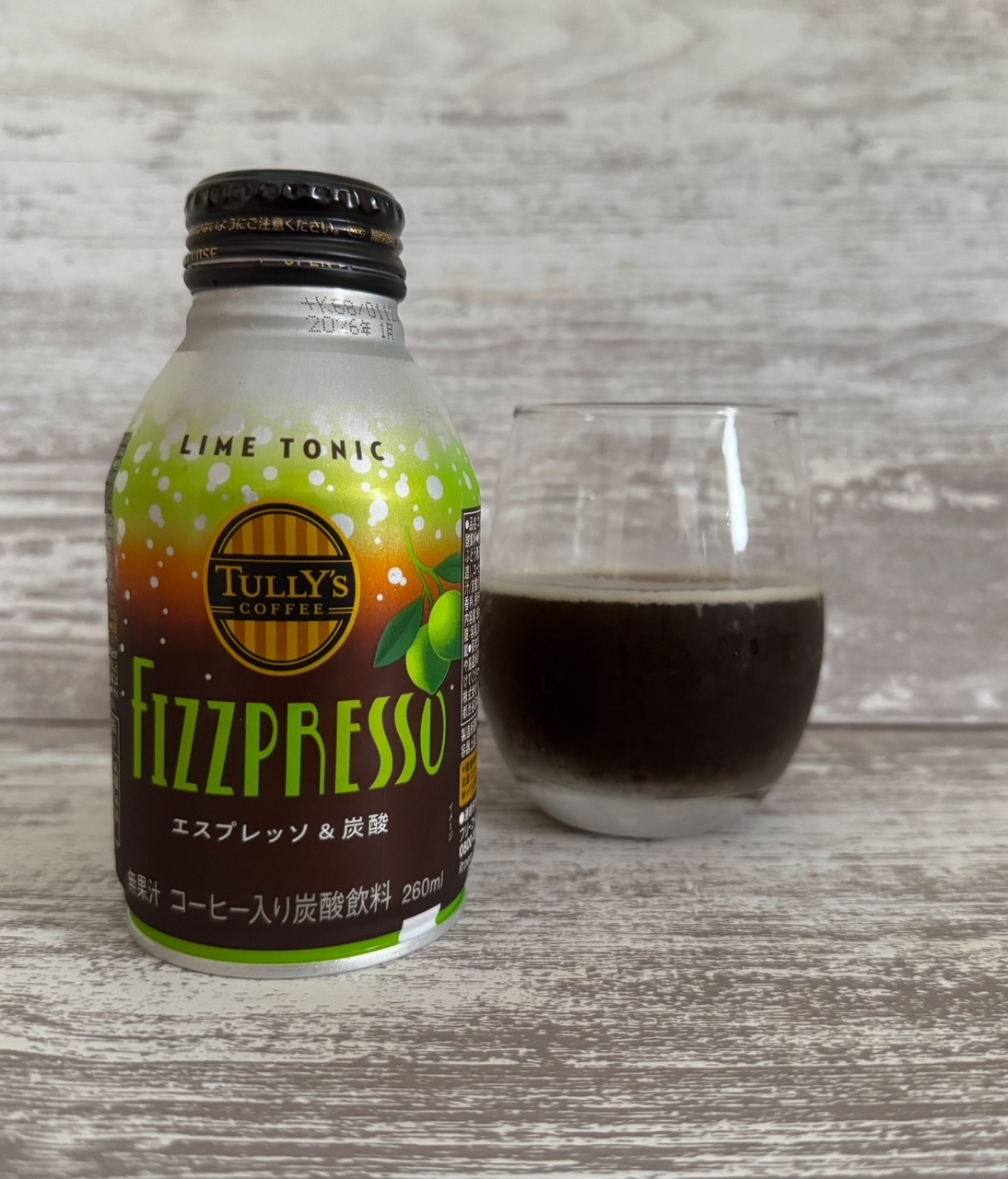 グラスにそそがれたライムトニックと、ライムトニックの缶の写真。みためはちょっとだけシュワシュワしていそうなふつうのコーヒーです
