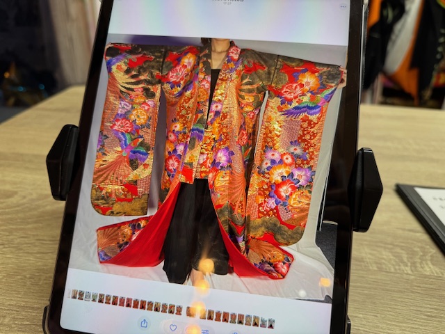 タブレットにうつった着物の写真。赤と黒を基調にし、お花がたくさん描かれた華やかで豪華ないろの着物にしました