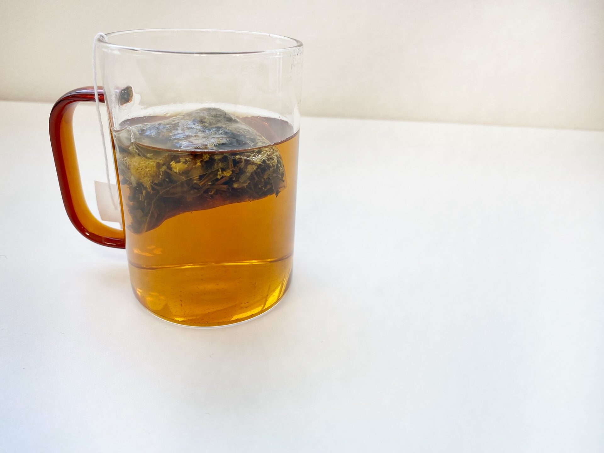 ほうじ茶カモミールが耐熱グラスにハイった写真