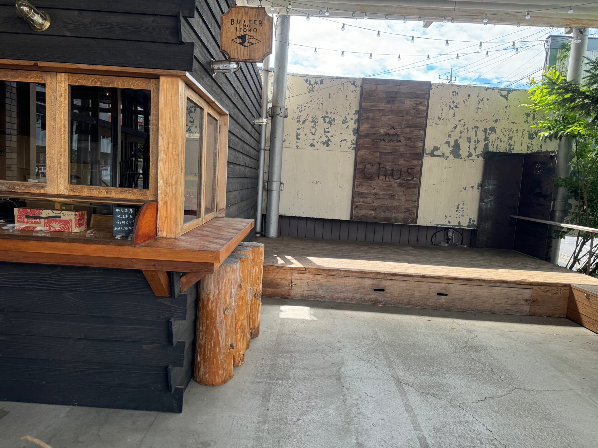 チャウスのいりぐちに今もある、手売りされていた場所の写真。屋外にあるちいさな小屋のような場所です