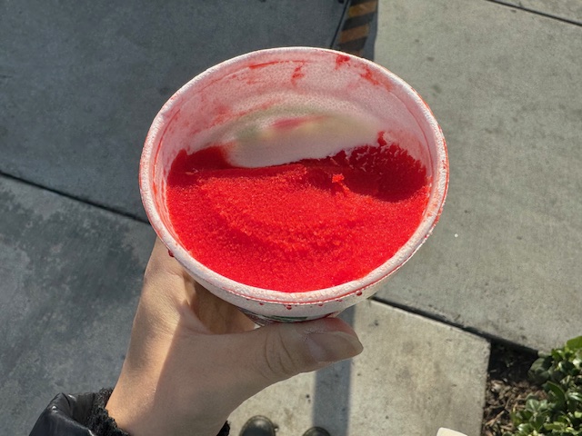 ワイルドストロベリーのジェラートを食べ進めた途中の写真。ちらりとソフトクリームの層がみえています