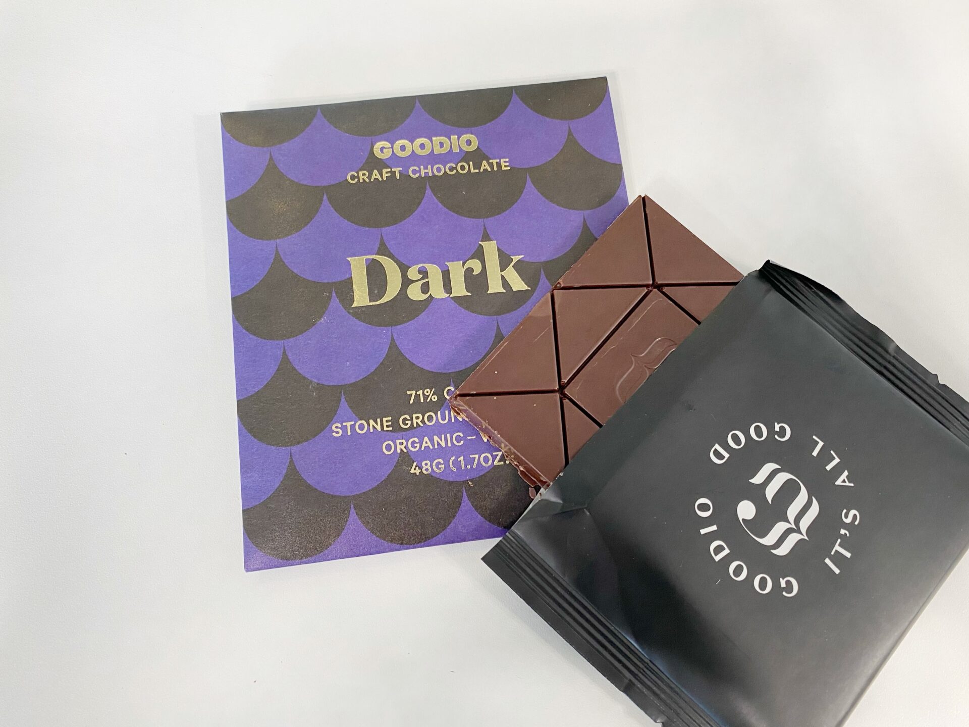 グーディオ　オーガニックダークチョコレートのパッケージとチョコレートの写真