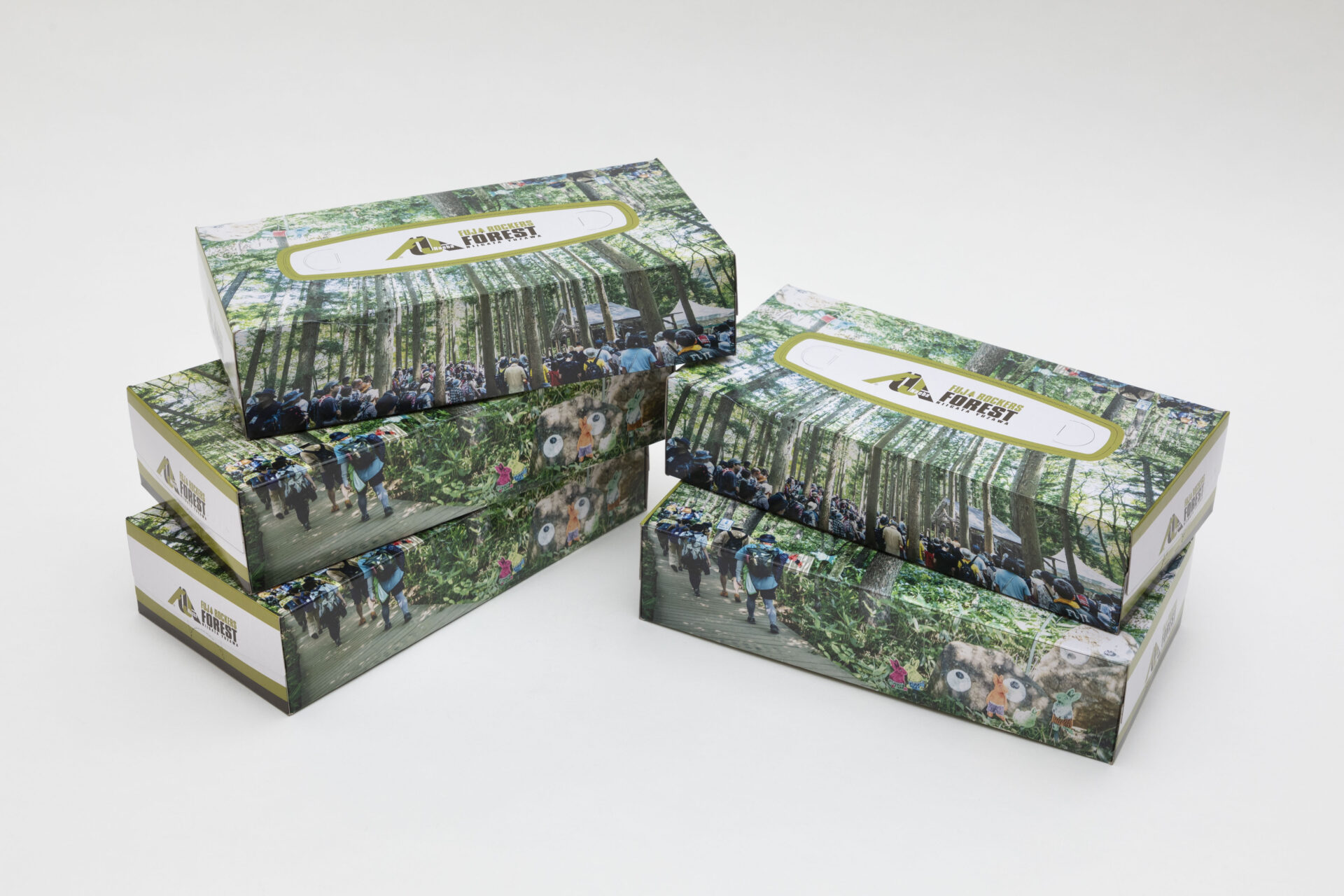 フジロックの森 オリジナルボックスティッシュを３だん、２だんにそれぞれつみあげた写真。箱の側面まで森と人々の写真がプリントされています