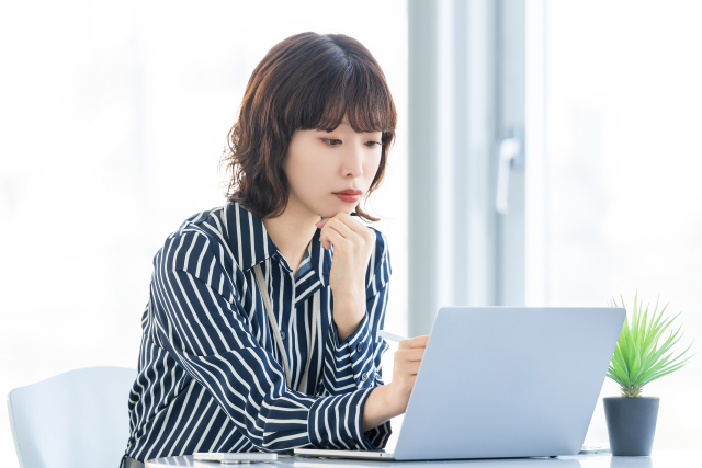 ノートパソコンを操作している女性の写真。イメージです