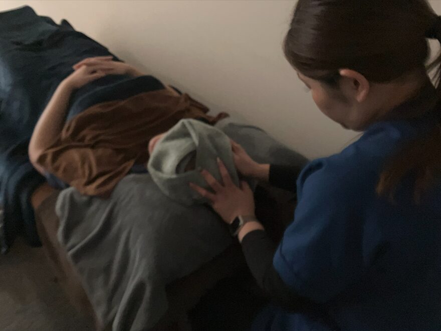 めもとわタオルで隠れているものの、かなり気持ちよさそうな様子が伝わってきます。もしかすると眠っているのではないかと思うようなくちもとです。いずれにせよ気持ちよさそうなことにわ、かわりありません