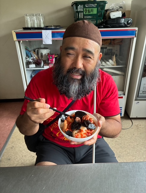 ボウルにハイッタごはんと笑顔のツーショットの山本さんの写真。いい笑顔です