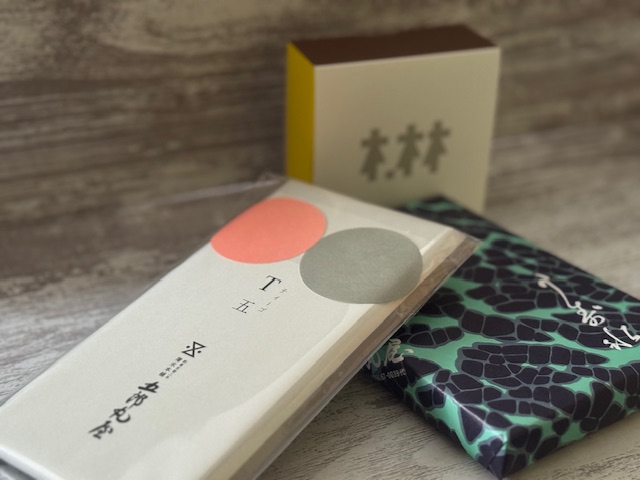 ごろうまるやのポップアップショップで購入したみっつのハコやパッケージの写真。それぞれ異なるテイストですが、どれも洗練されてスタイリッシュなパッケージです